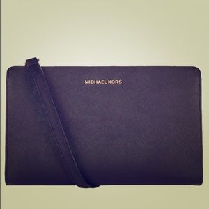 Michael Kors Jet set travel crossbody clutch
